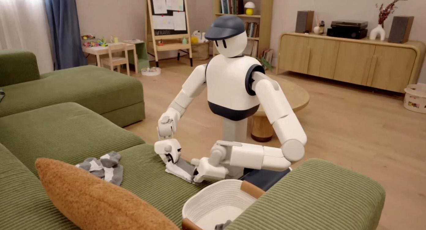 Memo skládá ponožky